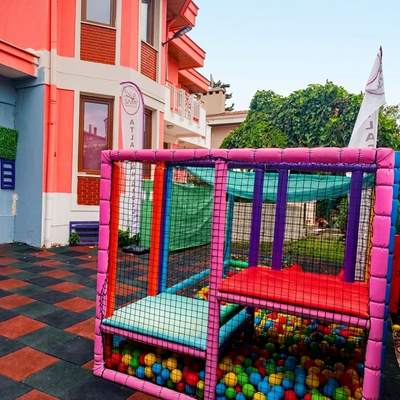 Bahçedeki top havuzlu oyun grubu