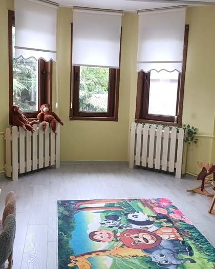Sınıfın pencere tarafı ve okuma köşesi